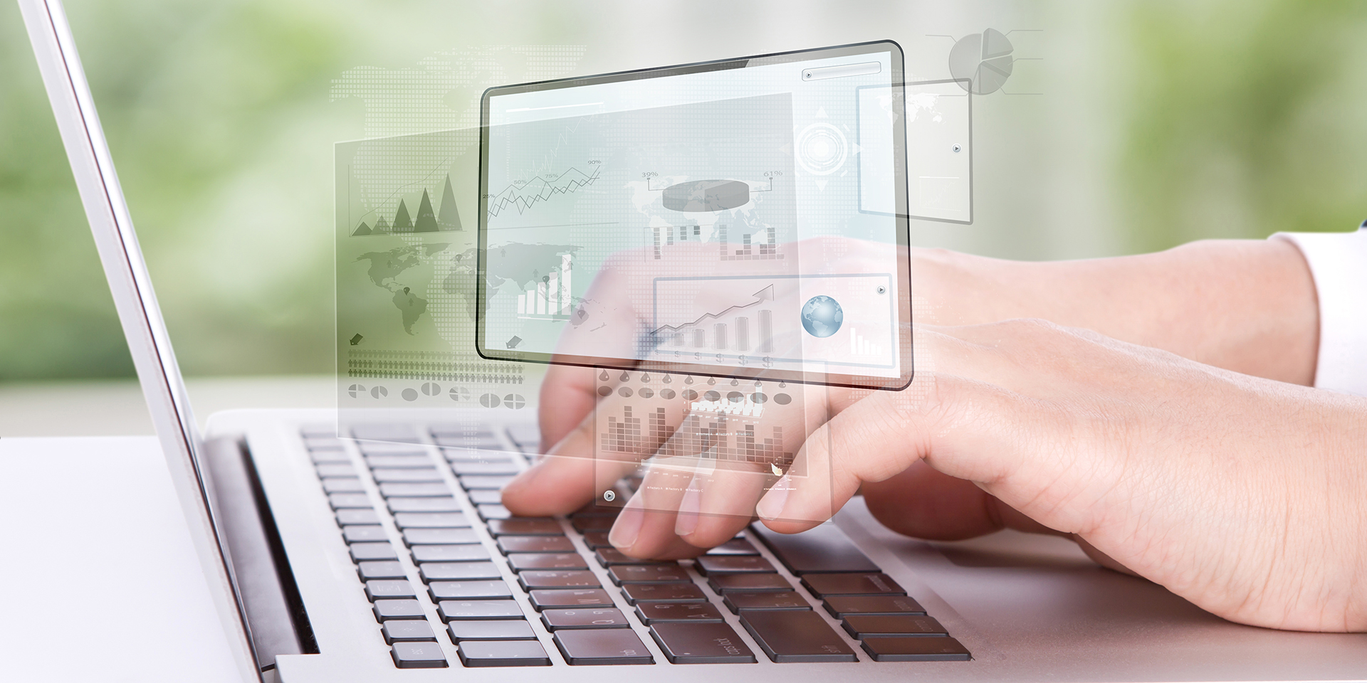 Eine Nahaufnahme von Händen, die auf einer Laptop-Tastatur tippen, mit überlagerten transparenten Diagrammen und Grafiken.
