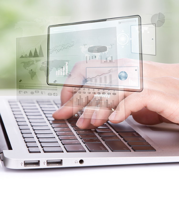 Hand tippt auf der Tastatur eines Laptops mit eingeblendeten digitalen Grafiken und Diagrammen im Vordergrund.