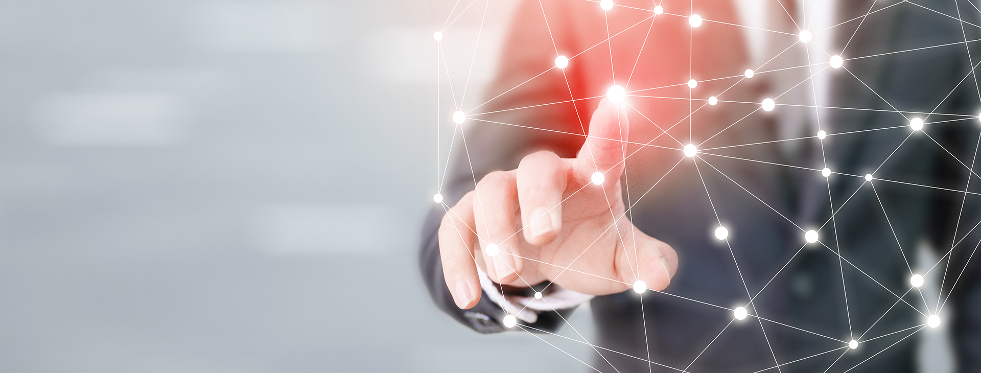 Hand berührt virtuelles Netzwerk mit leuchtenden Knotenpunkten
