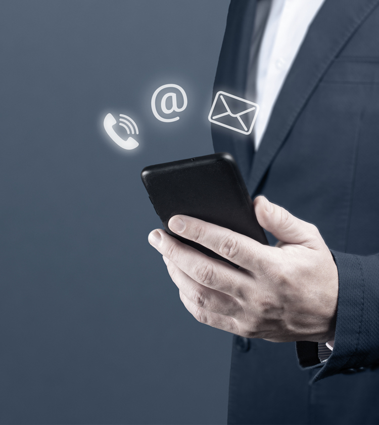 Eine Hand hält ein Smartphone, über dem Symbole für Telefon, E-Mail und Internetkommunikation schweben.