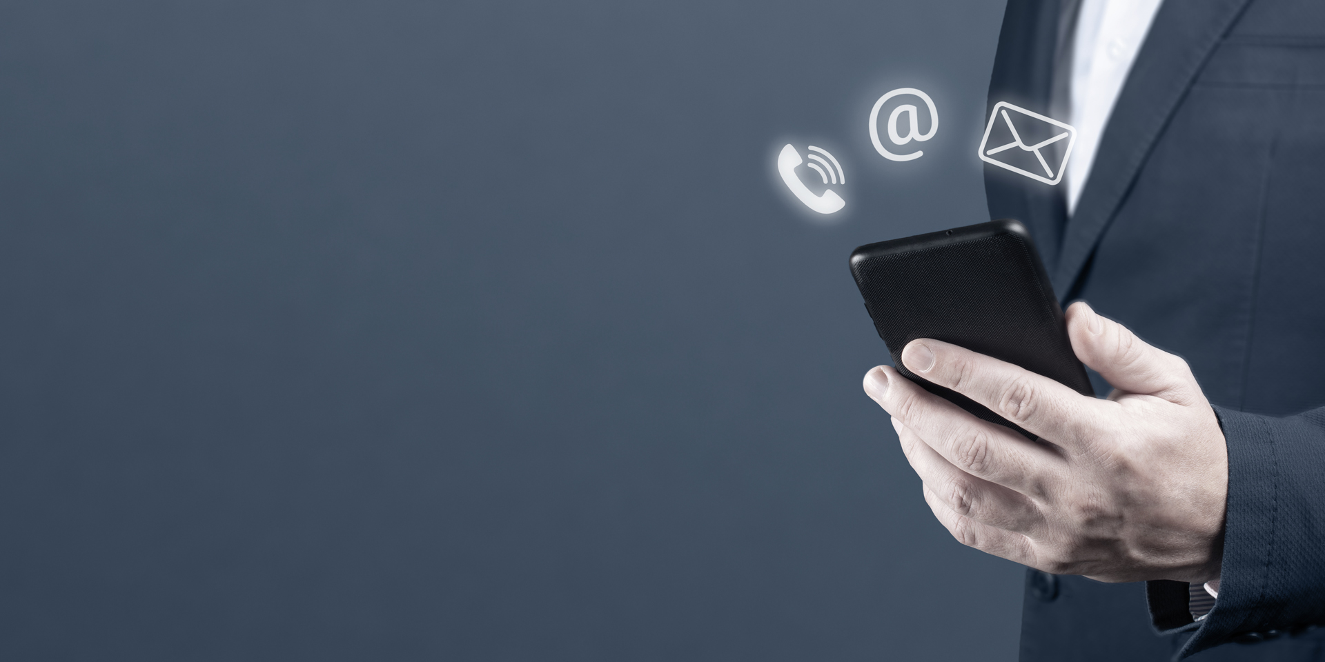 Eine Person hält ein Smartphone, umgeben von Symbolen für Telefon, E-Mail und Internetkommunikation.