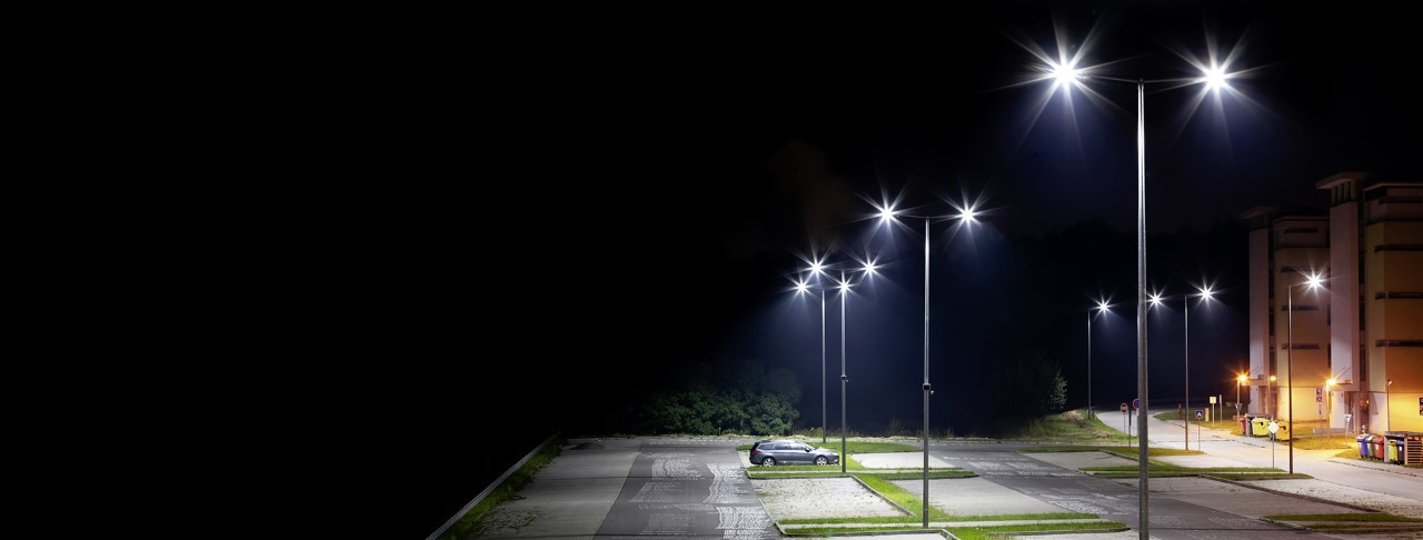 Beleuchteter leerer Parkplatz bei Nacht mit Straßenlaternen in Bochum.