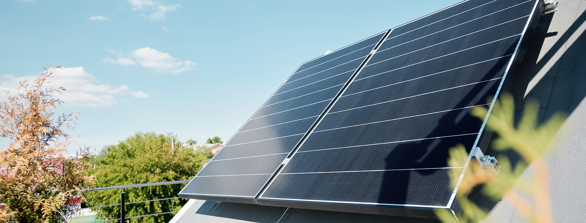 Photovoltaik-Solaranlage auf einem Dach bei Sonnenschein