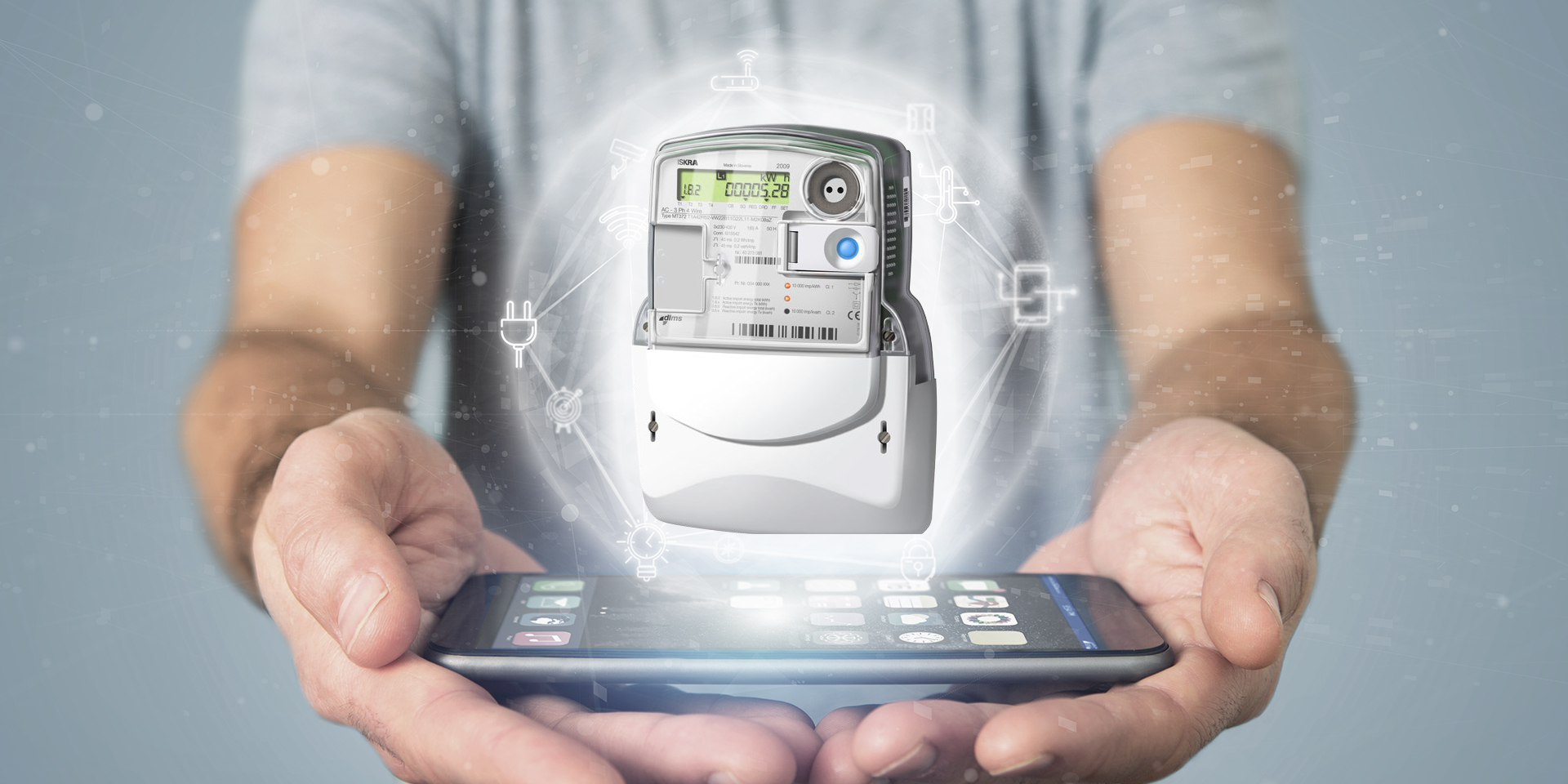 Hände halten ein Smartphone, über dem ein digital dargestellter Stromzähler als Symbol für Smart Metering schwebt.
