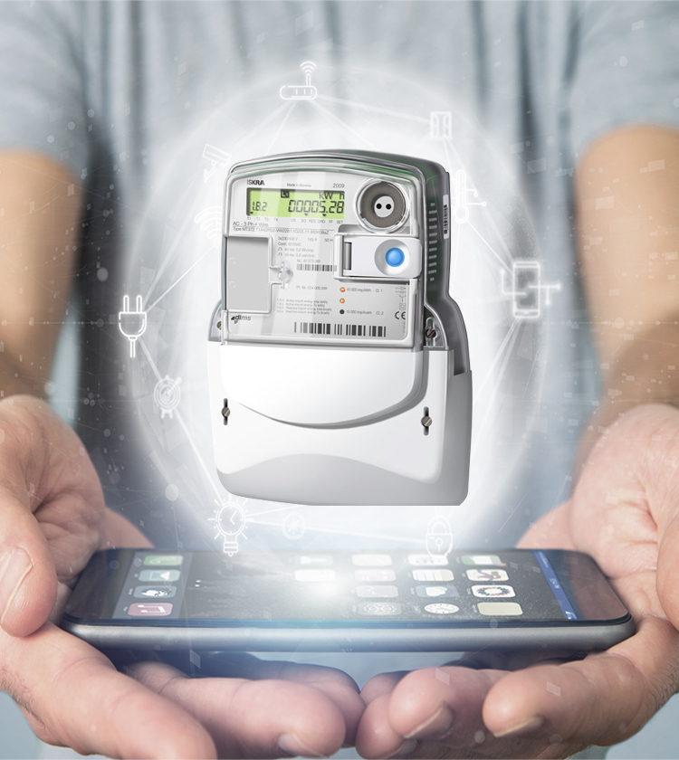Ein digitales Strommessgerät schwebt über den Händen einer Person, die ein Smartphone hält, mit Symbolen für Energie und Vernetzung im Hintergrund.