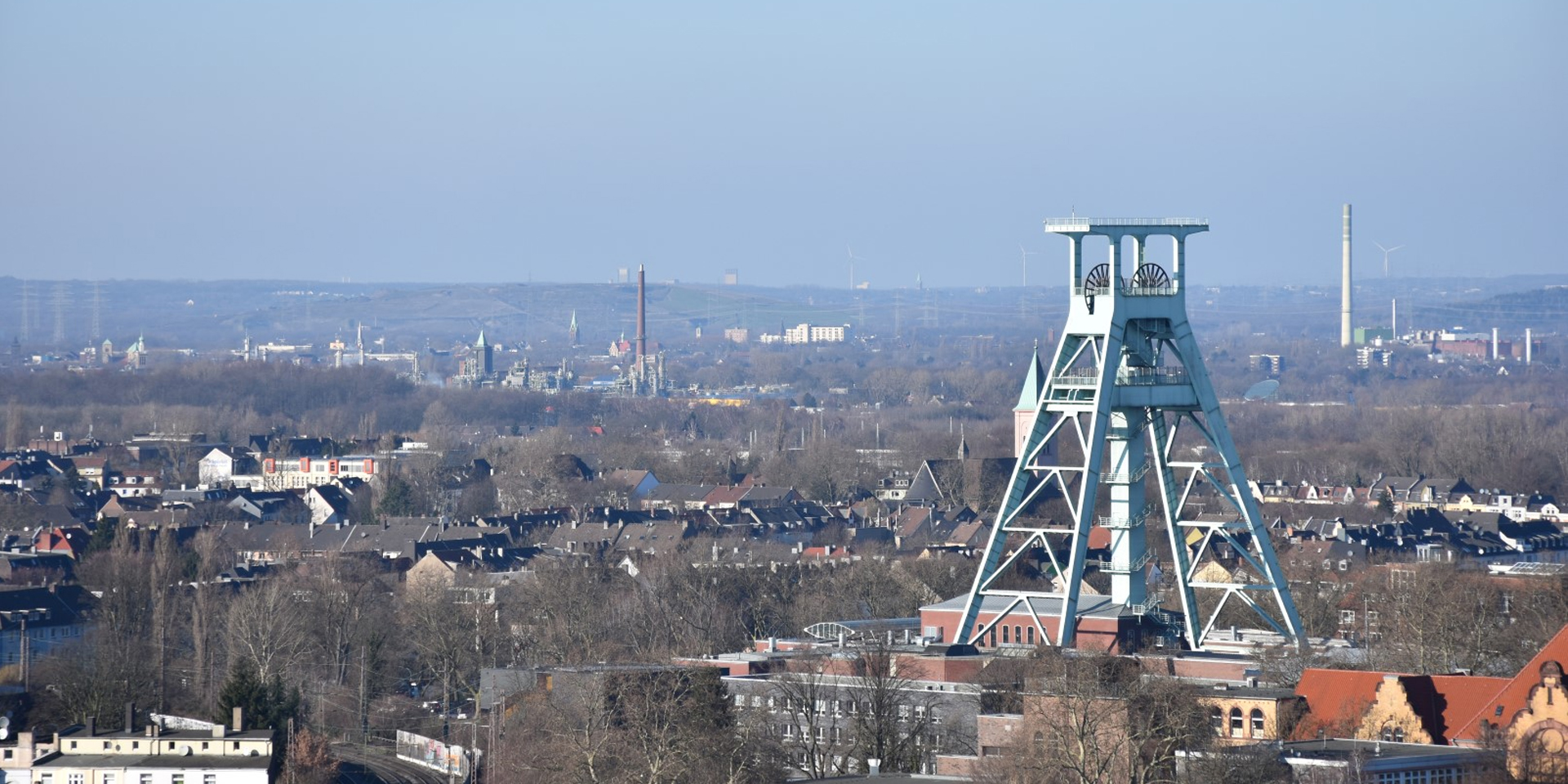 Blick auf Förderturm und Industriegebäude in Bochum an einem klaren Tag