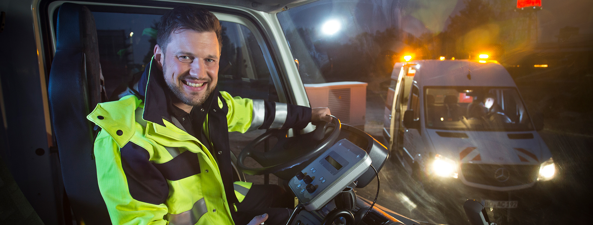 Techniker der Stadtwerke Bochum im Fahrzeug am Abend